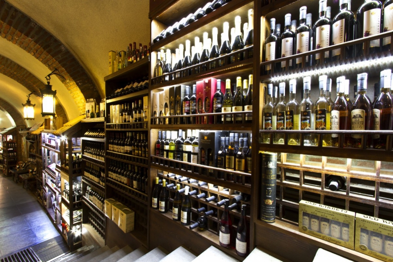 bar-HYERES-min_world_street_travel_shop_canon_georgia_wine_bottles-429767